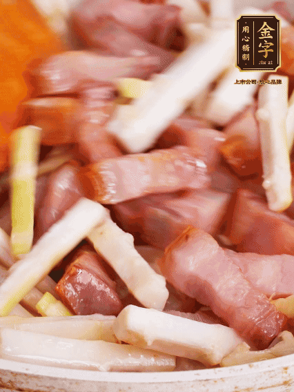 少許油煸香咸肉，下春筍翻炒均勻