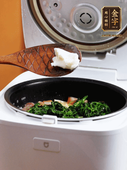 放入電飯鍋、加1勺豬油翻拌均勻