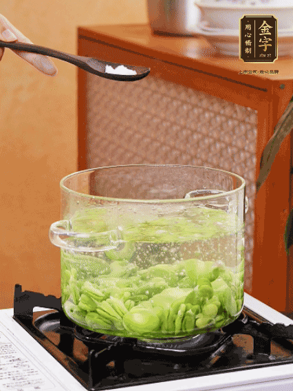 蠶豆剝?nèi)ネ鈿?，加鹽焯水30秒