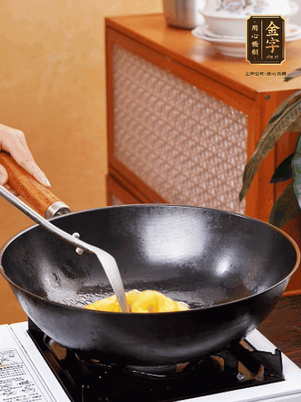 熱油，下雞蛋液煎好，盛出備用