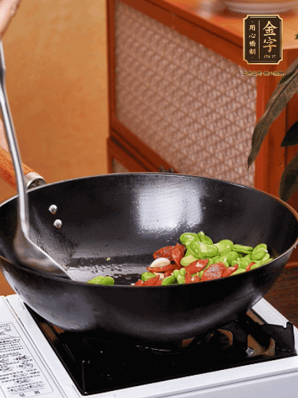 再放入蠶豆翻炒，加一點(diǎn)點(diǎn)醬油調(diào)味