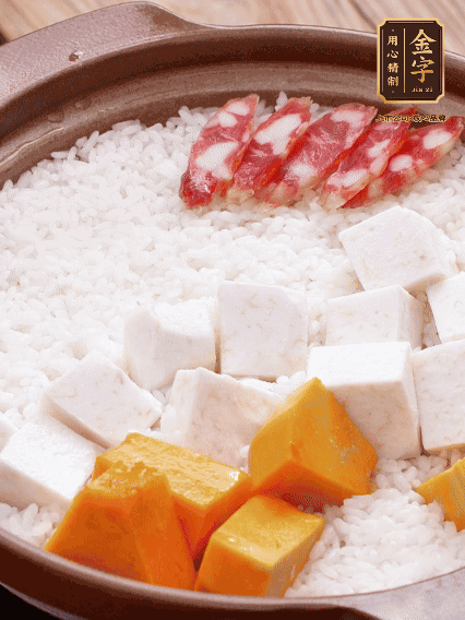 砂鍋涂油，放入泡好的大米。鋪上芋頭、南瓜，倒入開水剛好沒過，中火煮到水收干