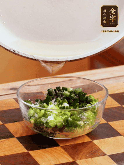 姜末、蔥末加鹽，潑熱油做成蔥姜醬