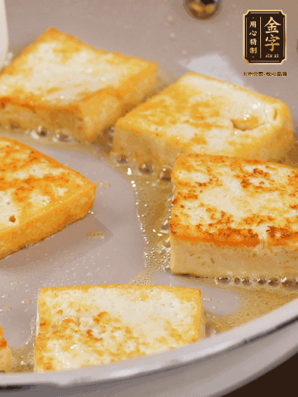 豆腐切片，兩面煎一下備用；春筍切段