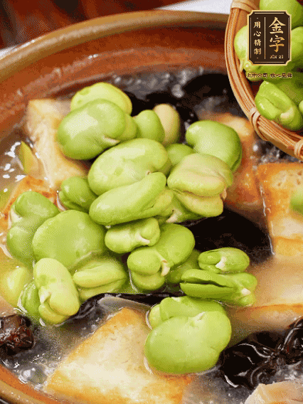 最后可以放豆瓣、木耳煮熟，依照個(gè)人口味加點(diǎn)鹽調(diào)味