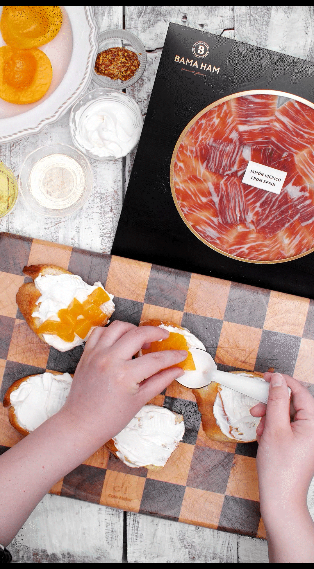 法棍涂抹奶油，放上黃桃和巴瑪火腿