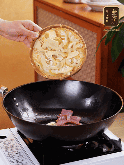 油熱，下蒜末、火腿煸炒出香味，再下筍片微微翻炒