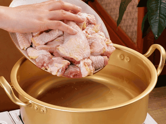 雞肉冷水下鍋，加蔥姜焯水