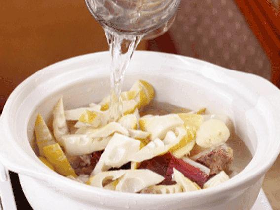 砂鍋中依次放入姜片、雞肉、春筍、火腿，加入足量的水，大火燒開后，轉(zhuǎn)小火燉40分鐘