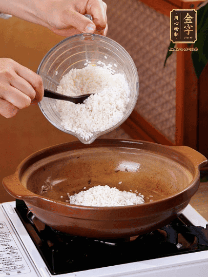 砂鍋中倒入煎羊肚菌的油，涂勻。加入提前浸泡過1小時(shí)的生米，再加入和生米齊平的水,,蓋蓋子，大火煮沸后轉(zhuǎn)小火煮至水分微干