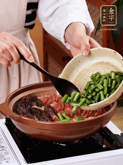 鋪上金字香腸、羊肚菌、蘆筍，蓋蓋子燜7分鐘