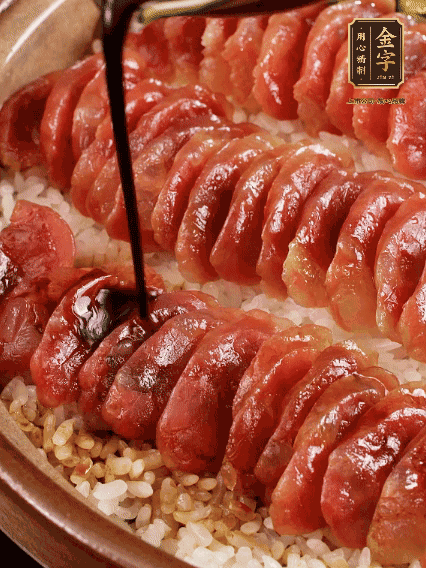 淋上醬汁攪拌均勻
調(diào)一個(gè)醬汁：生抽2匙、老抽半匙、蠔油半匙、白砂糖1/3匙、雞精1/3匙、香油5滴、水1匙