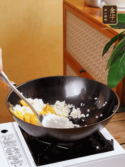 3個雞蛋攪成蛋液，下鍋煎至5成熟