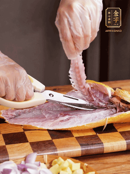 黃魚處理干凈，對半片開去骨，泡入蔥姜水、料酒、鹽調(diào)成的料汁中浸泡15分鐘，擦干水分