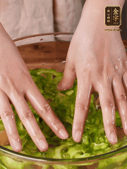 苦瓜去瓤切片，用鹽腌20分鐘，反復(fù)洗凈去苦味