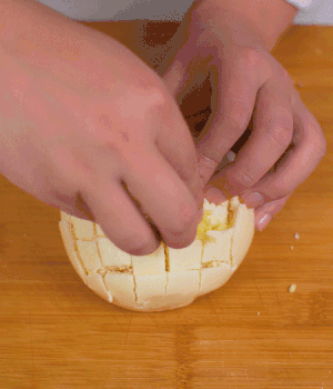 在縫隙里塞適量馬蘇里拉奶酪、再塞入淡火腿碎。