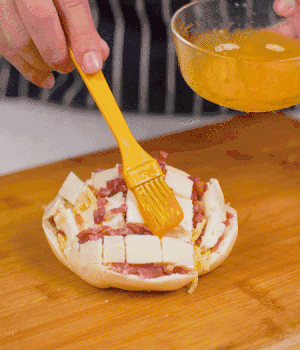 放在烤盤上，表面先刷一層玉米油，再刷一層蛋黃液。