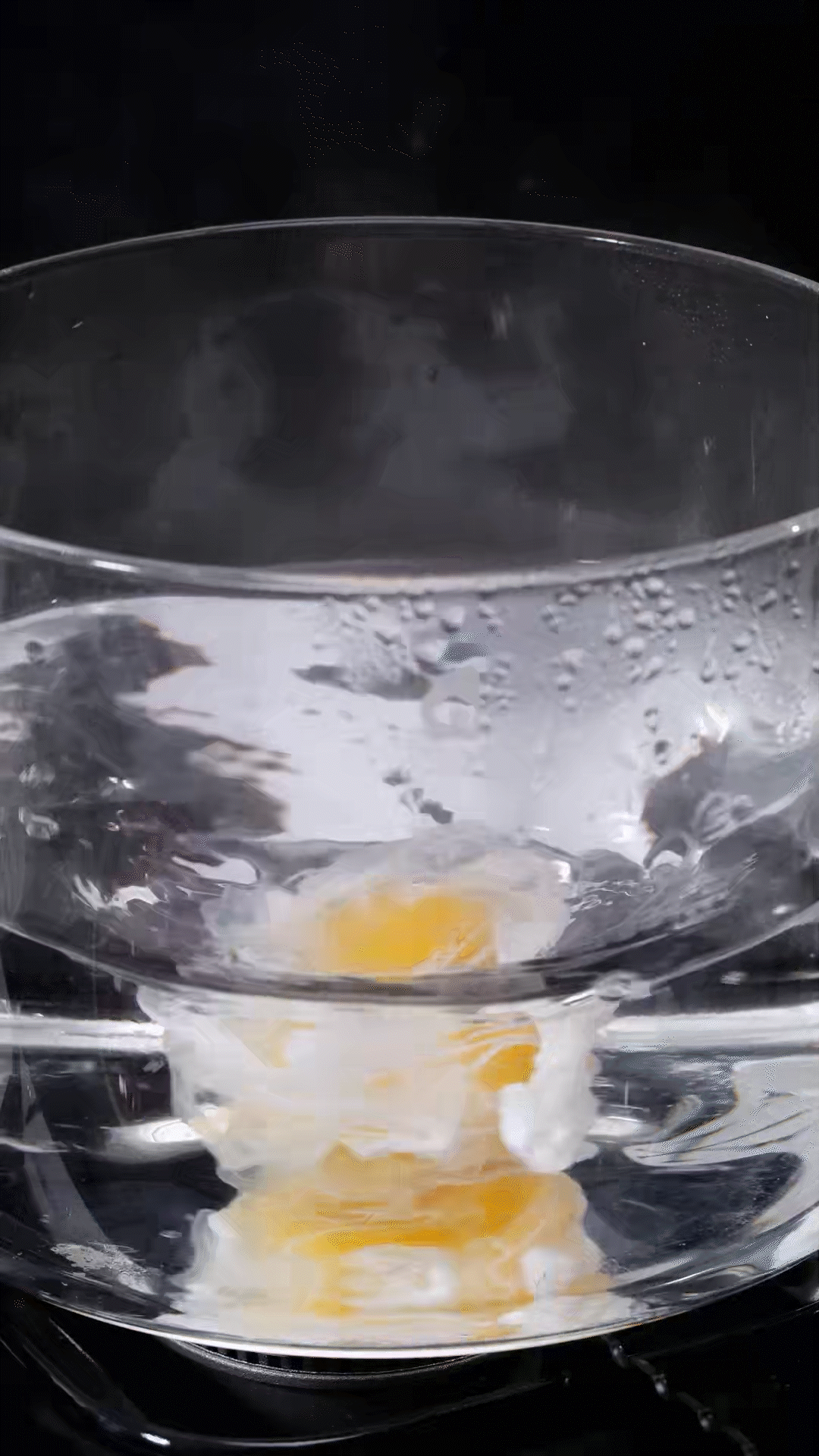 水開加入白醋和雞蛋，做成水波蛋
