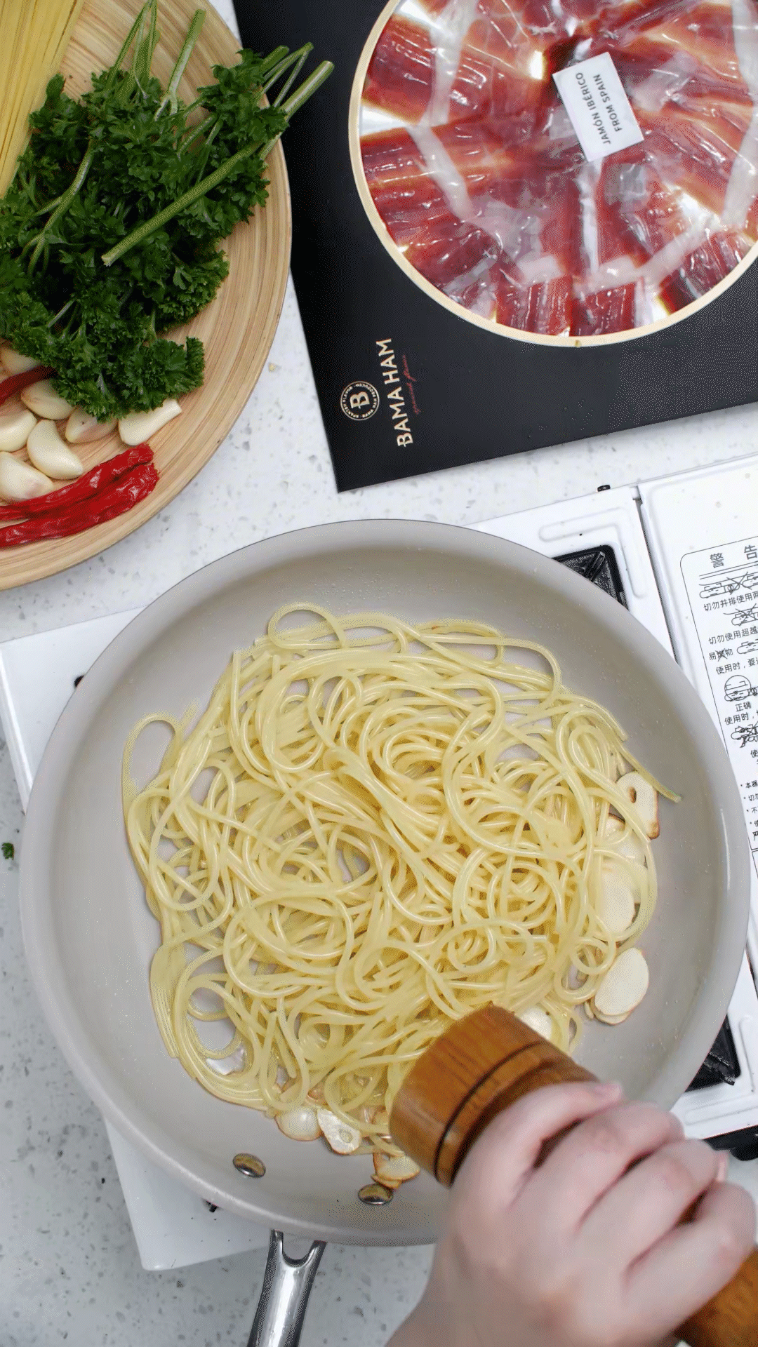 起鍋燒水，水開(kāi)加入1勺橄欖油和1勺鹽，煮開(kāi)后放入意面，水再次煮開(kāi)后轉(zhuǎn)中小火，5號(hào)面約8-10分鐘
