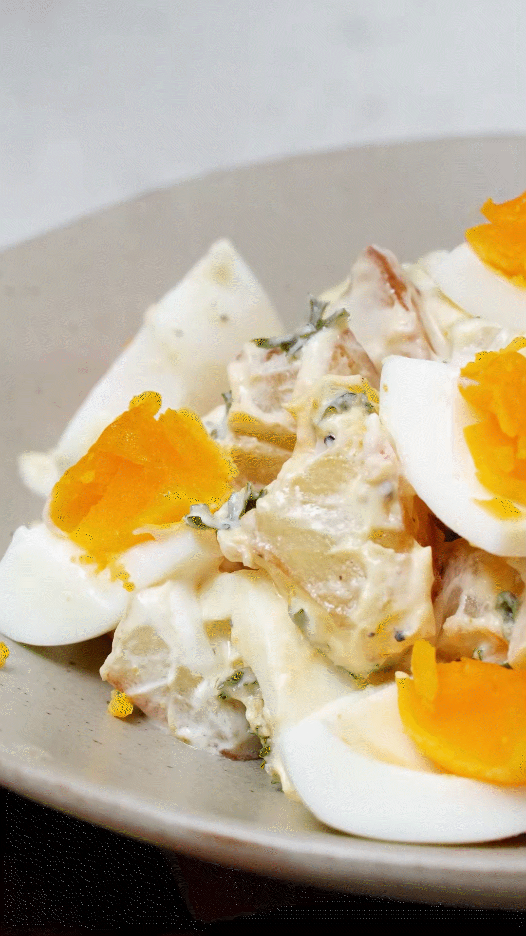 土豆塊和雞蛋加入醬汁，拌勻裝盤