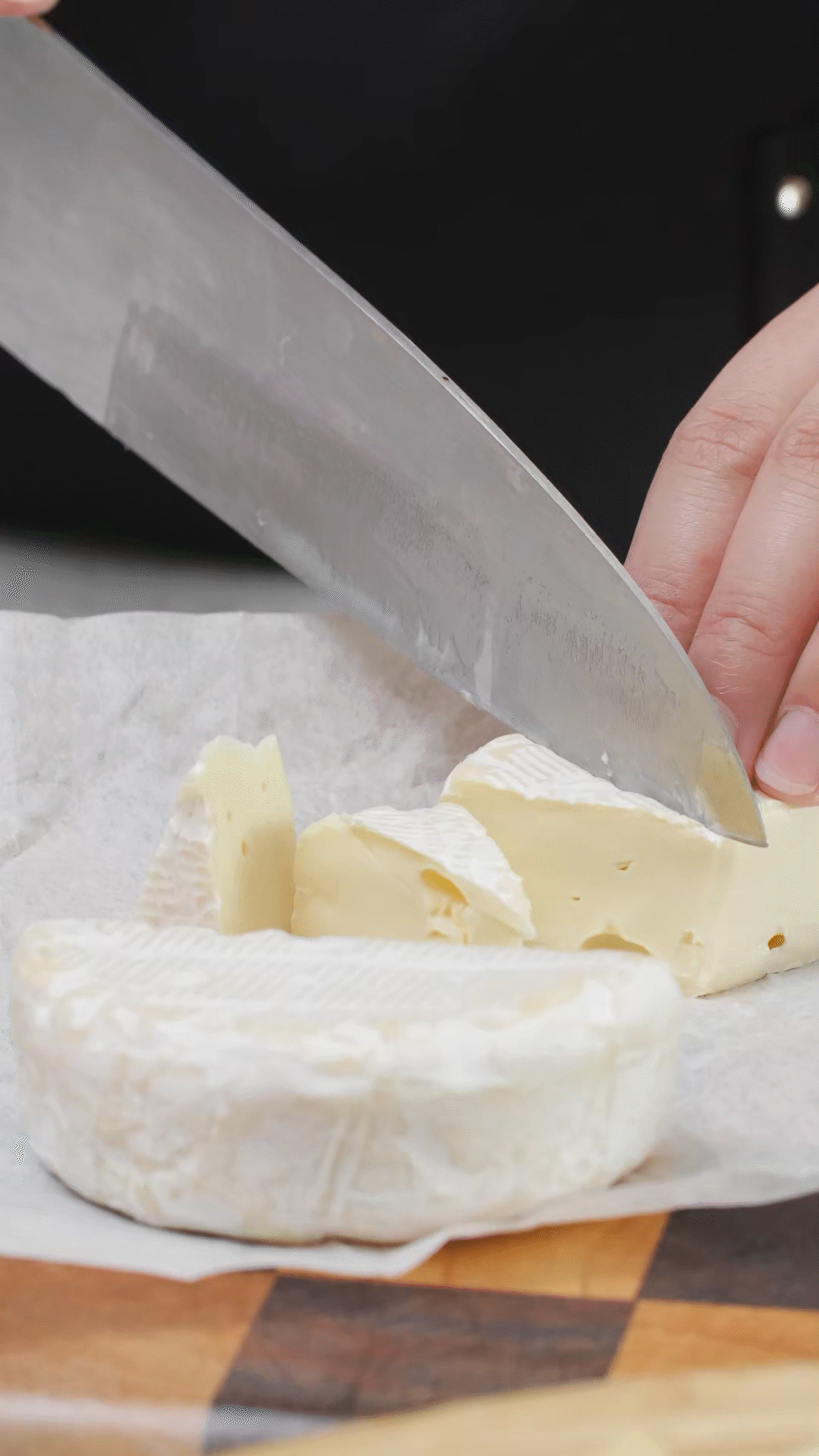 ①布里奶酪切塊、蘇打餅干掰成合適大小