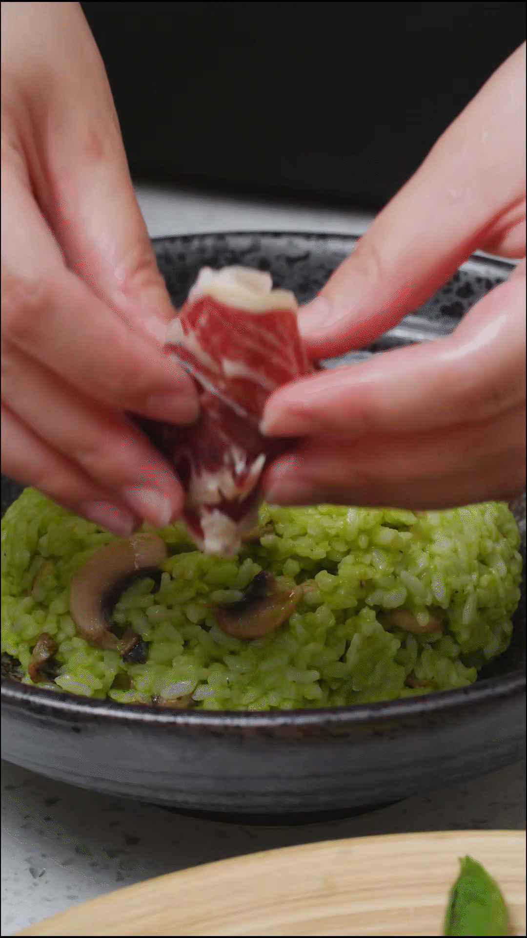 鍋中放入口蘑煎軟后，加一碗煮好的米飯
