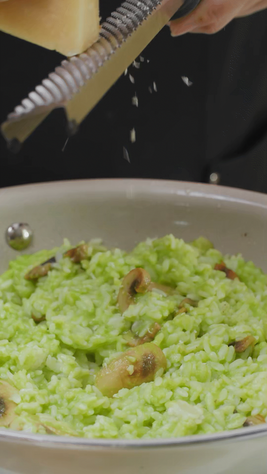 倒入豌豆泥、干酪、一塊黃油和黑胡椒海鹽調(diào)味
