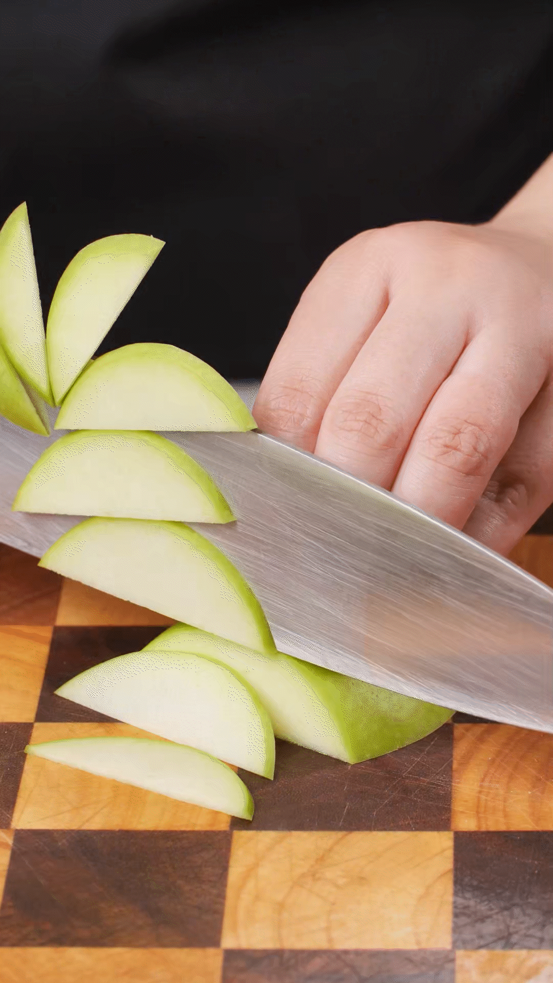 蘋果、梨子洗凈改刀
