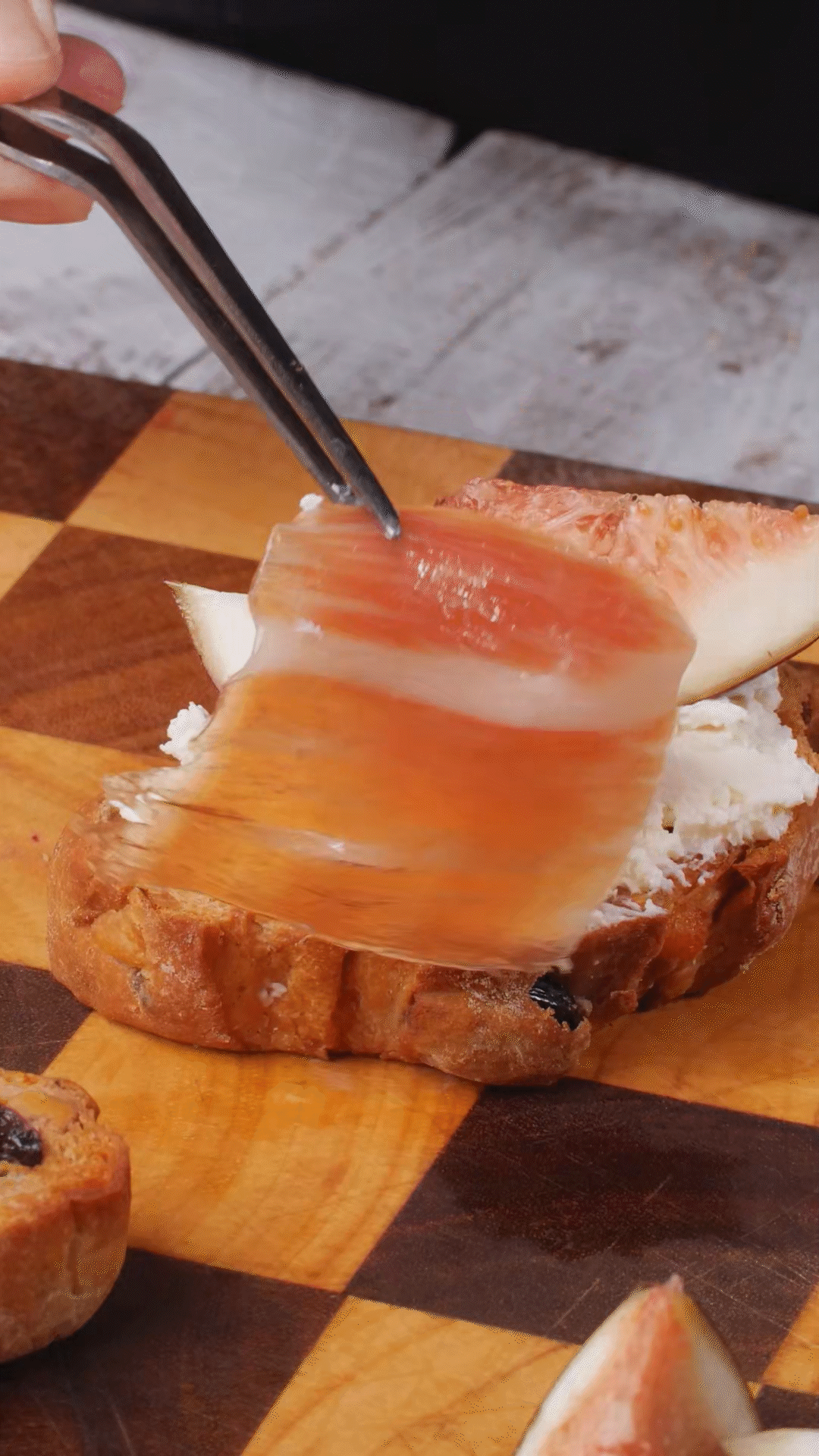 歐包抹上奶酪，放上無花果
