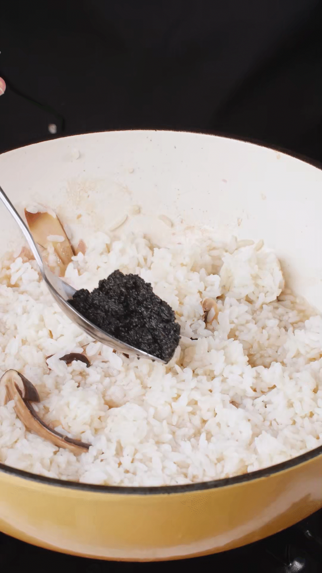 底油放入洋蔥爆香后加入黑皮雞樅菇、口蘑，用白葡萄酒增鮮
