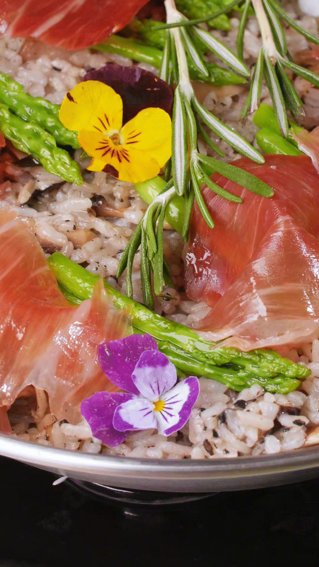 放入預(yù)先煮好的米飯和一碗去油的雞湯，和黑松露醬攪拌均勻
