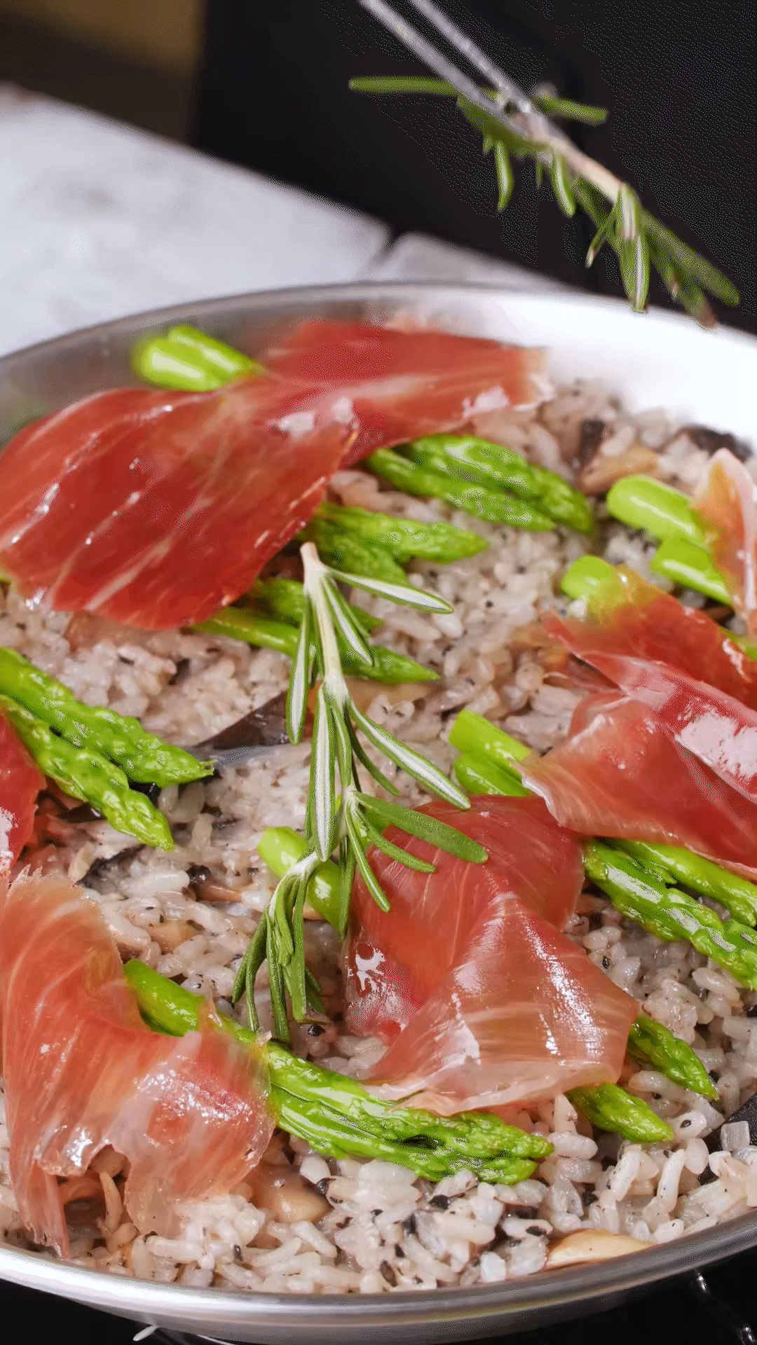 放上巴瑪火腿和蘆筍、點(diǎn)綴迷迭香、三色堇