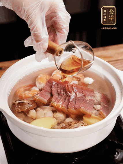 7種食材+帶皮冬瓜塊用砂鍋/電飯煲煮湯功能煮熟，少許鹽、花雕調(diào)味