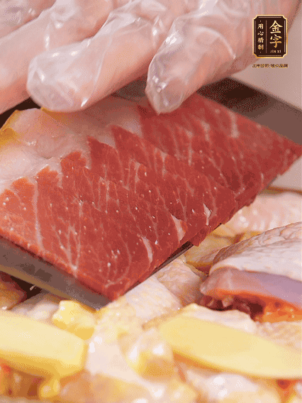 碼上金字火腿片，上鍋蒸足40分鐘