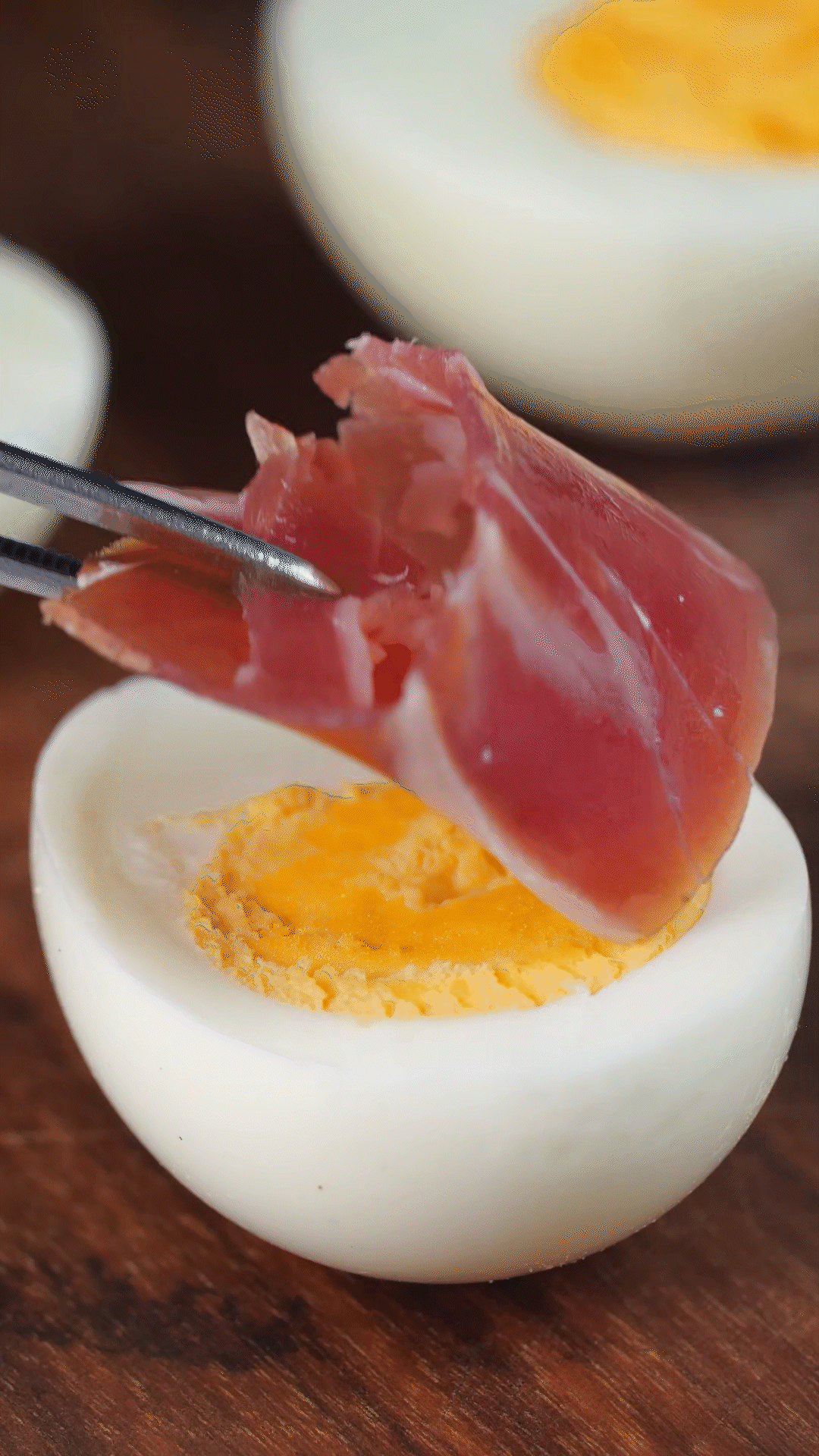 撈出過(guò)冷水，去殼后對(duì)半切開