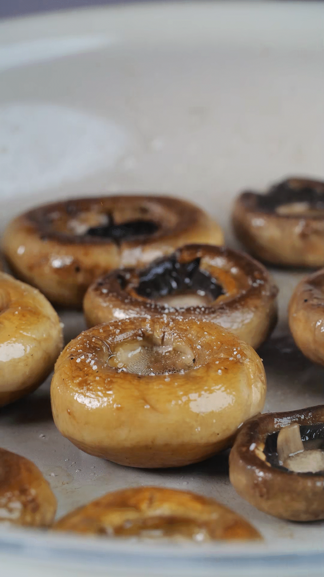 鍋內放橄欖油，將口蘑煎至兩面微微焦黃，用黑胡椒海鹽調味