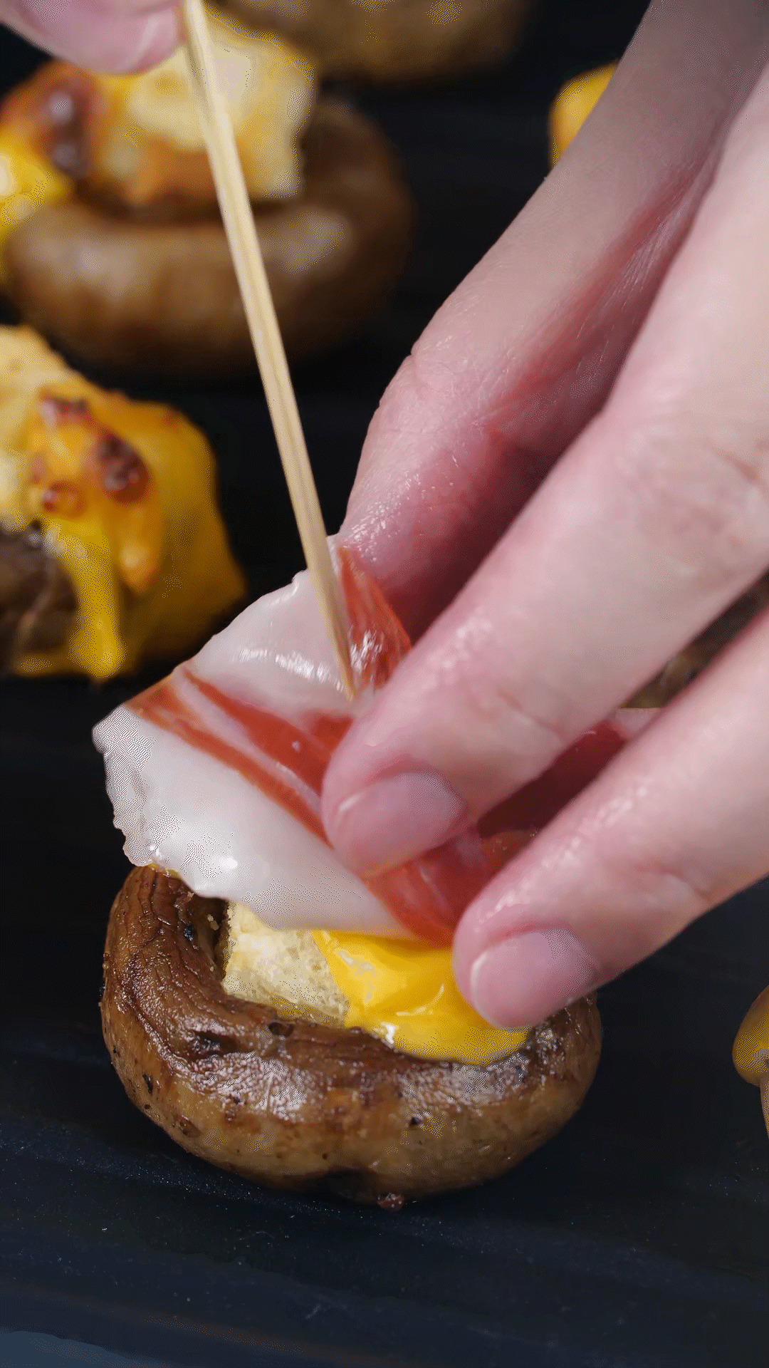 將火腿卷一卷，放在最頂部，插上竹簽