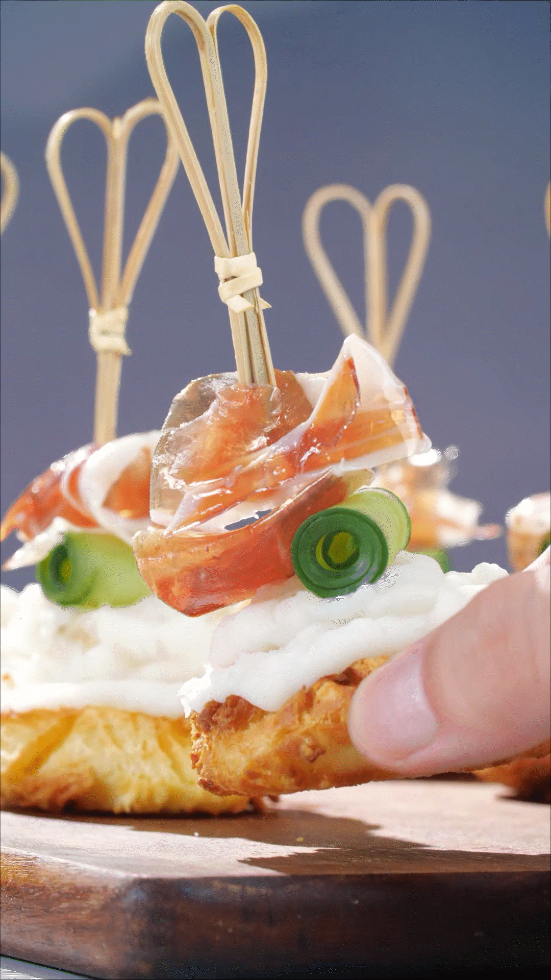 用磨具把土司壓成小圓形