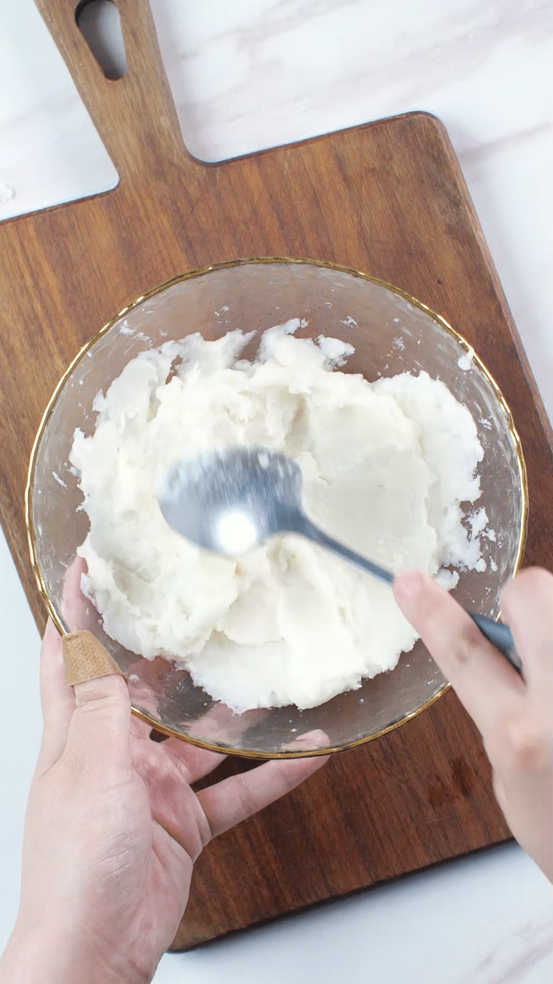 山藥去皮蒸熟，用涂抹奶酪、海鹽、橄欖油調(diào)味