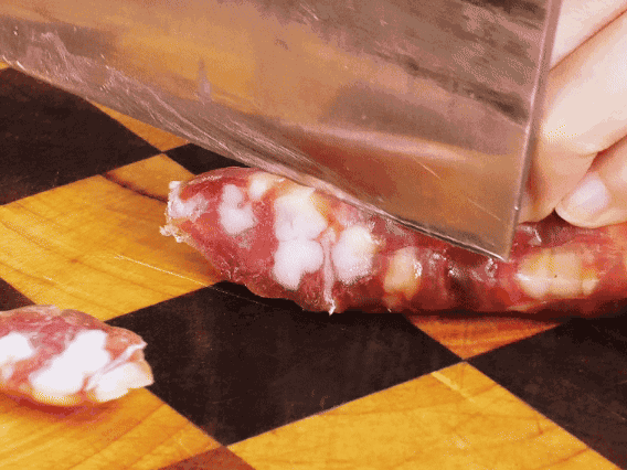 香腸少油煸出香味，下南瓜、板栗、香菇翻炒。2勺生抽、1勺老抽、1勺蠔油、1勺鹽、半勺糖調(diào)味