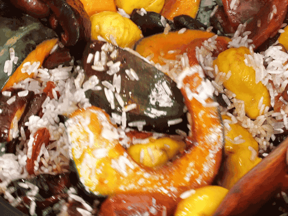 電飯煲正常煮飯模式煮飯。出鍋后撒點(diǎn)蔥花