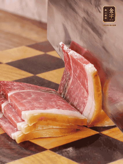 金字火腿切片，溫水浸泡5分鐘；肉皮泡發(fā)，切成小塊。