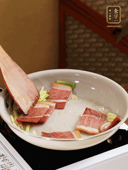 熱油下鍋，火腿、蔥姜蒜煸出香味備用