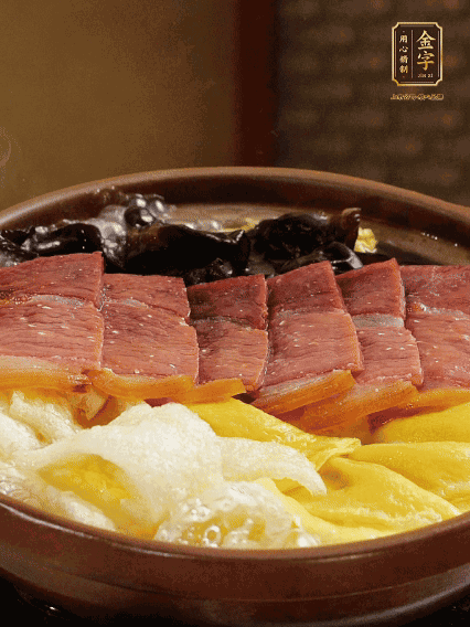 最后胡椒粉調味，撒小蔥花點綴