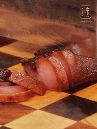 金字醬肉，煮熟切條；蓮藕去皮，切成條狀，焯水2分鐘