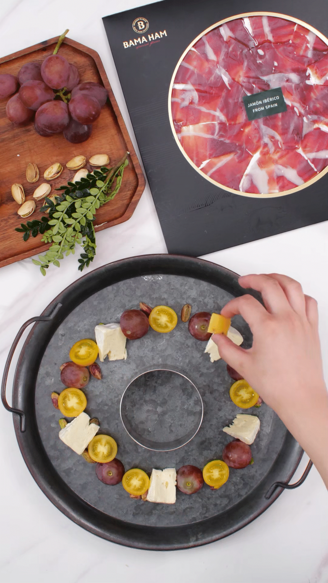 準(zhǔn)備一個(gè)大盤子，中間放上模具（或是一個(gè)空碗）預(yù)留空位，沿著磨具把食材擺盤成花環(huán)裝