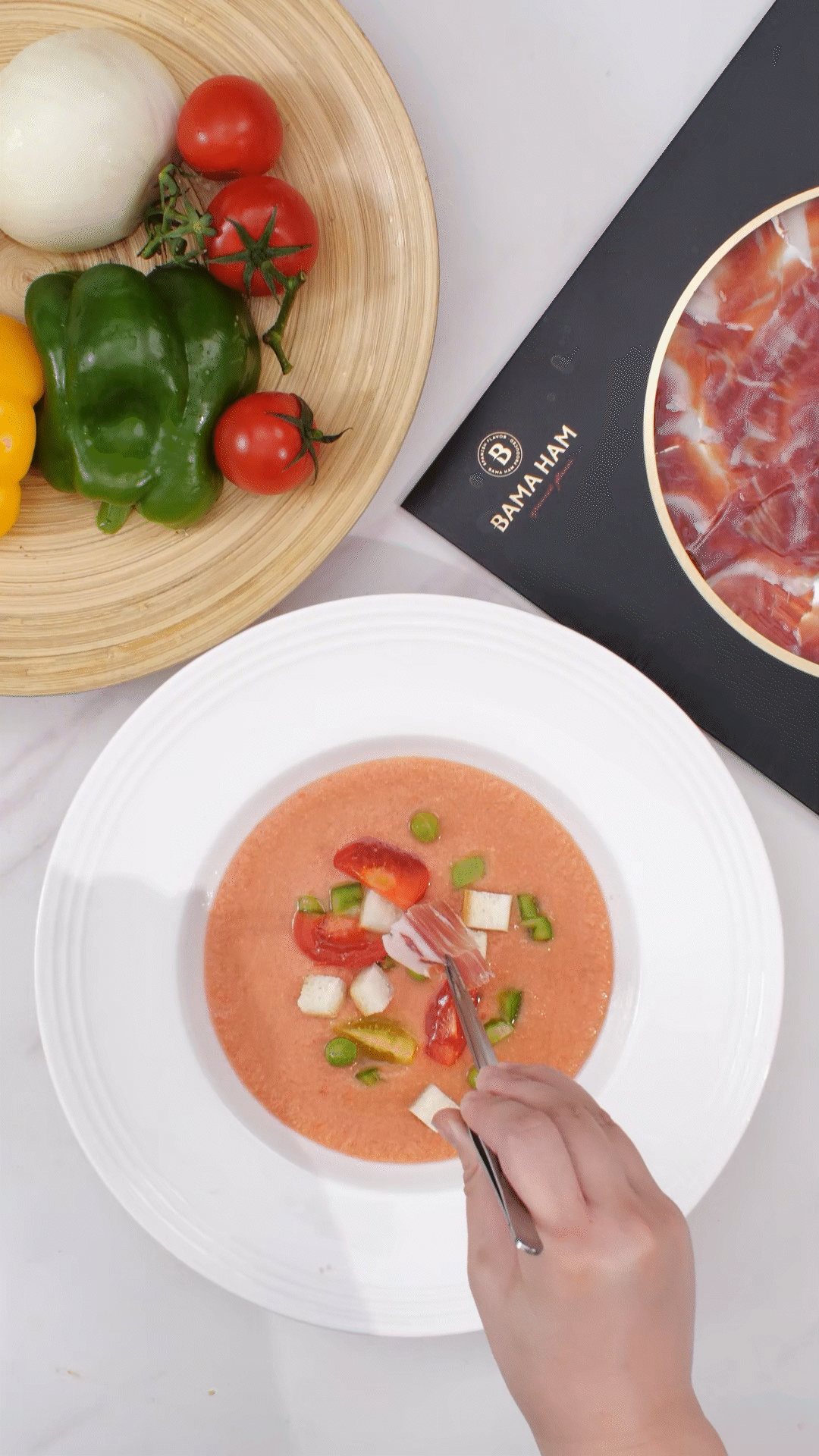 擺盤時(shí)，加入青豆，面包丁，黃瓜丁，烤面包丁，番茄丁