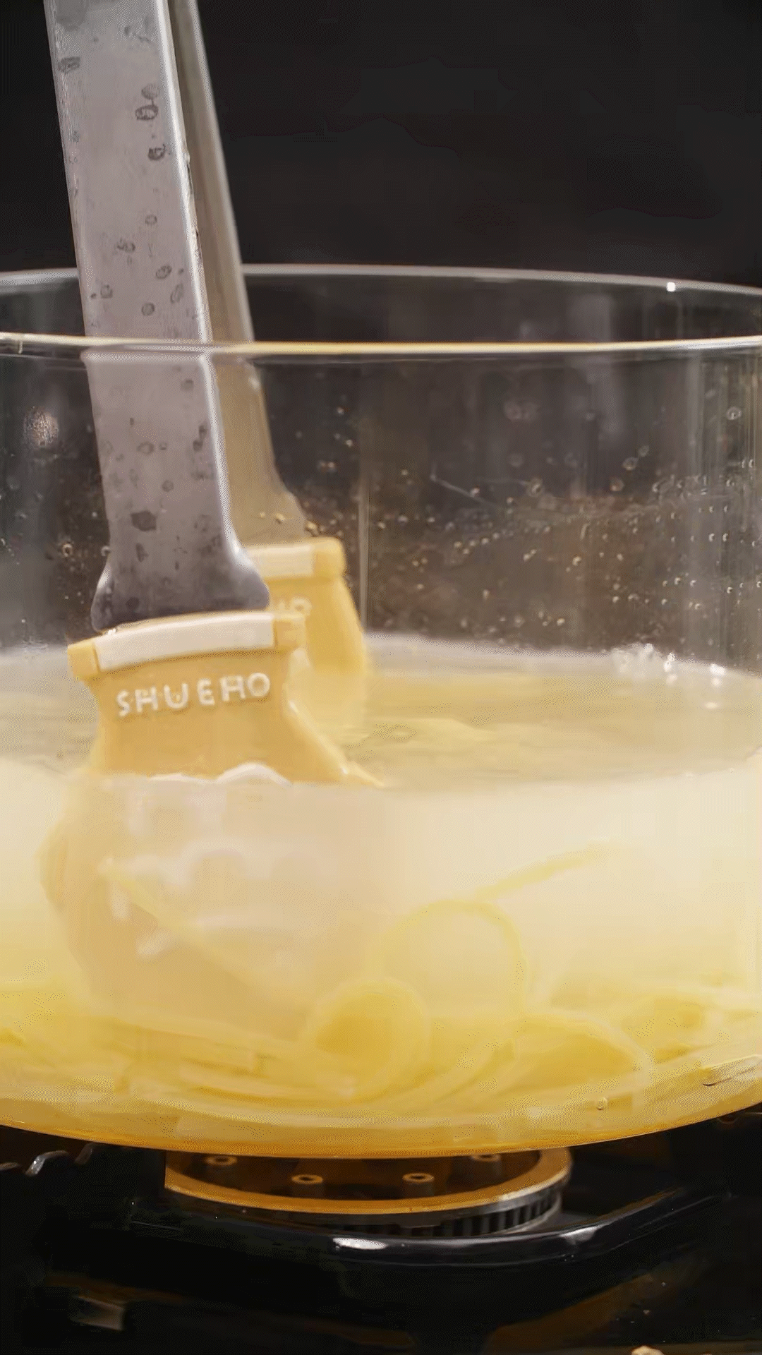 將意面煮熟，到自己喜歡的熟度。撈出過(guò)冷水，瀝干
