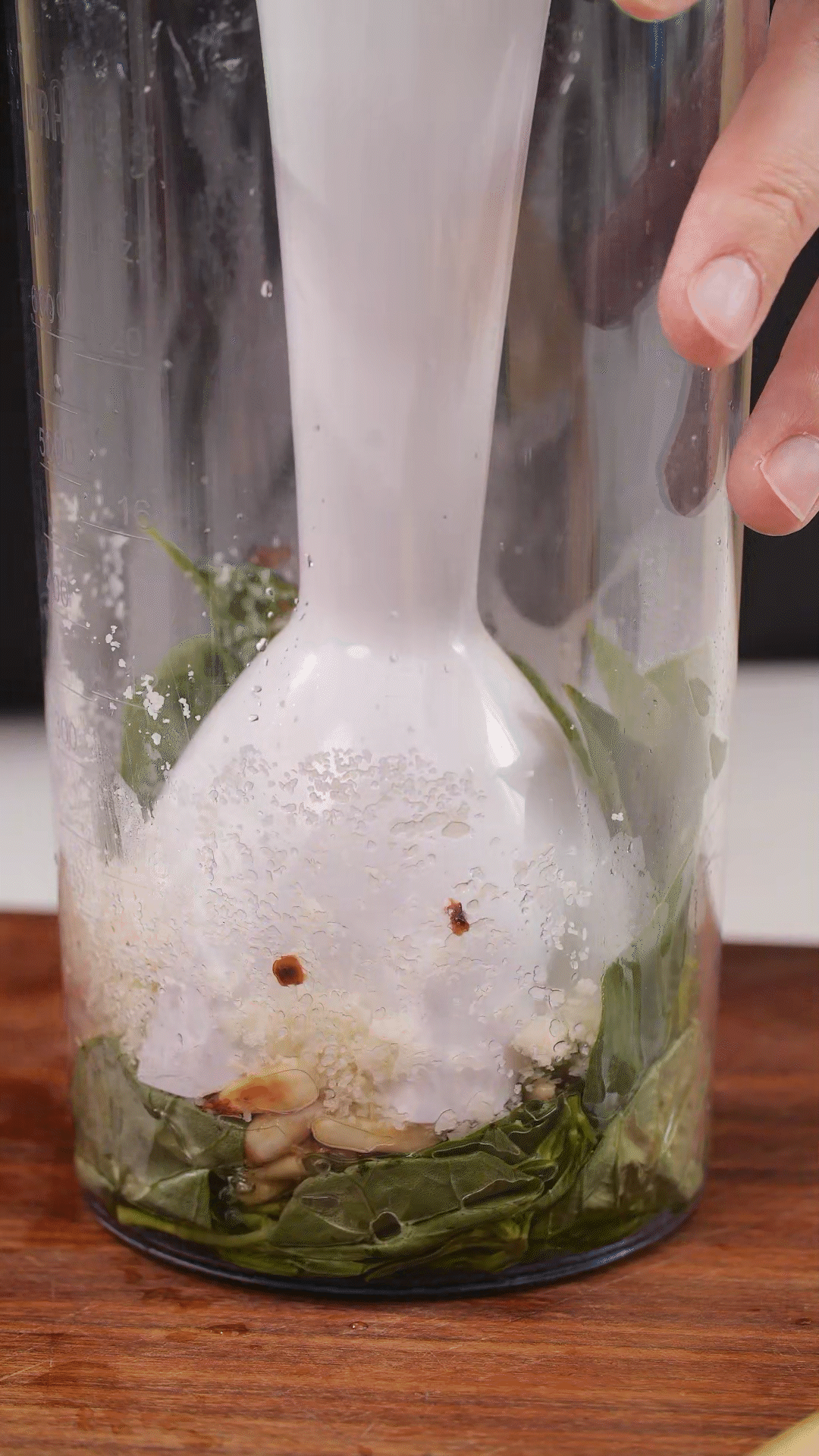 加入松子、現(xiàn)磨芝士碎、大蒜、鹽和檸檬汁、橄欖油，用手持料理機(jī)攪打細(xì)膩均勻
