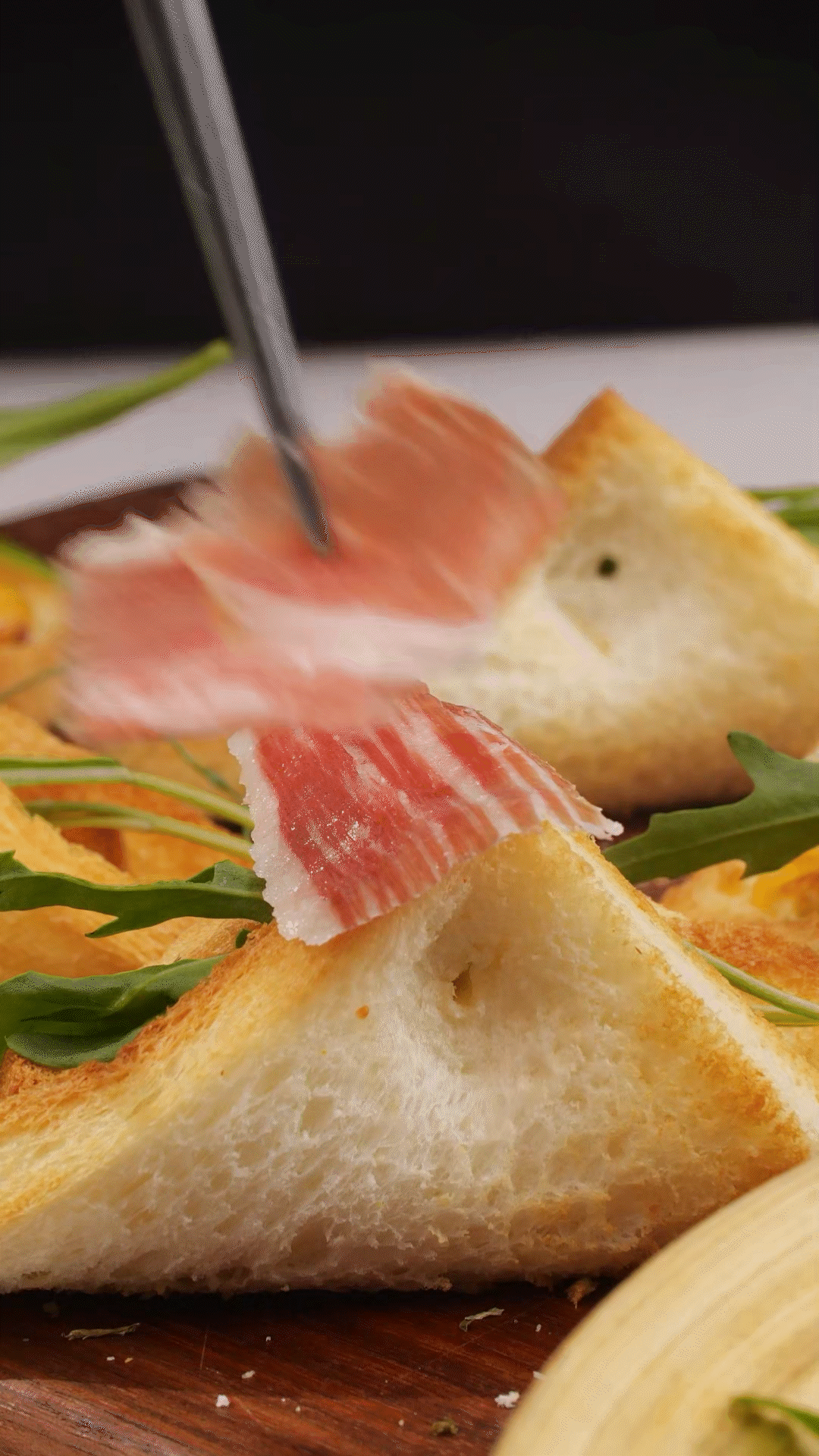 對(duì)折，用牙簽固定
